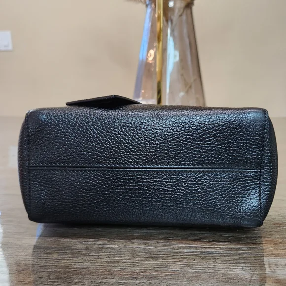 GUCCI
Swing Leather Two-Way Handbag - Picture 7 of 7